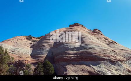 Panorama der gestreifte Hügel entlang der Burr Trail Road in der Nähe des Capitol Reef National Park in Utah, USA Stockfoto