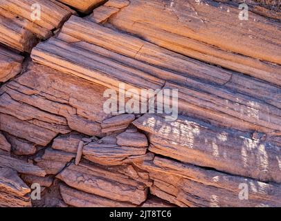 Detail der gestreift roten Felsen entlang der Burr Trail Road in der Nähe des Capitol Reef National Park in Utah, USA Stockfoto