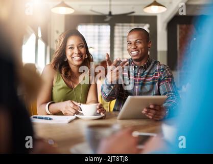 Wie haben Sie sich getroffen? Ein Paar, das ein doppeltes Date mit Freunden in einem Café genießt. Stockfoto