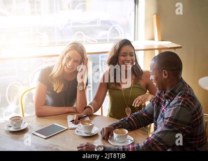 Eine Gruppe von Freunden, die in einem Café Kaffee trinken. Stockfoto