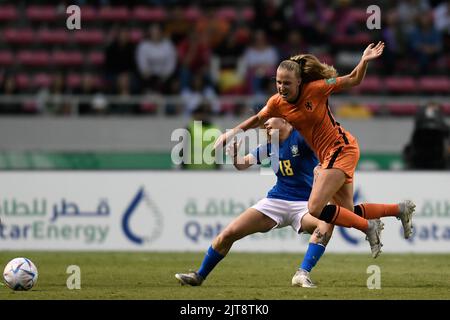 San Jose. 28. August 2022. Der Brasilianer Rafa Levis (L) steht am 28. August 2022 beim dritten Spiel zwischen Brasilien und den Niederlanden bei der FIFA U-20 Women's World Cup 2022 in San Jose, Costa Rica, mit Dana Foederer aus den Niederlanden auf dem Spiel. Kredit: Xin Yuewei/Xinhua/Alamy Live Nachrichten Stockfoto