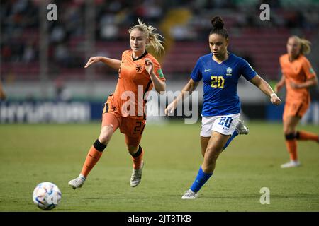 San Jose. 28. August 2022. Dudinha (R) aus Brasilien siegt am 28. August 2022 mit Kim Everaerts aus den Niederlanden beim dritten Spiel zwischen Brasilien und den Niederlanden bei der FIFA U-20 Women's World Cup 2022 in San Jose, Costa Rica. Kredit: Xin Yuewei/Xinhua/Alamy Live Nachrichten Stockfoto