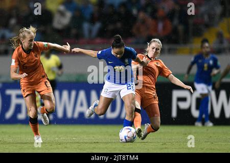 San Jose. 28. August 2022. Dudinha (C) aus Brasilien steht am 28. August 2022 in San Jose, Costa Rica, auf dem dritten Platz zwischen Brasilien und den Niederlanden bei der FIFA U-20 Women's World Cup 2022, vor Dana Foederer (L) und Kim Everaerts aus den Niederlanden. Kredit: Xin Yuewei/Xinhua/Alamy Live Nachrichten Stockfoto