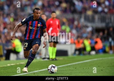 Barcelona, Spanien. 28. August 2022. Die Barcelonas Joules Kounde tritt am 28. August 2022 bei einem Spiel der La Liga Santander zwischen dem FC Barcelona und dem Real Valladolid CF in Camp Nou, Barcelona, Spanien, an. Quelle: Str/Xinhua/Alamy Live News Stockfoto