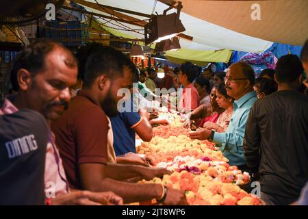 Vor dem Ganapati-Festival in Mumbai kaufen die Menschen Blumen vom Dadar-Blumenmarkt. Am vergangenen Wochenende vor dem Festival kamen die Leute, um Blumen und Dekoration zu kaufen. Stockfoto