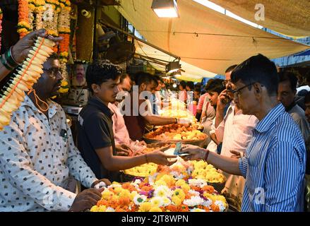 Vor dem Ganapati-Festival in Mumbai kaufen die Menschen Blumen vom Dadar-Blumenmarkt. Am vergangenen Wochenende vor dem Festival kamen die Leute, um Blumen und Dekoration zu kaufen. Stockfoto