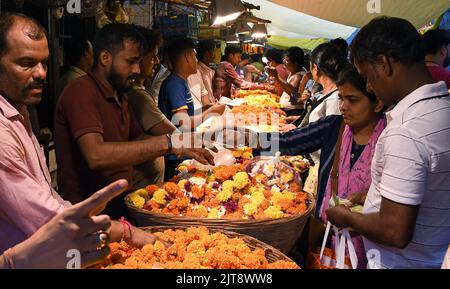 Mumbai, Indien. 28. August 2022. Vor dem Ganapati-Festival in Mumbai kaufen die Menschen Blumen vom Dadar-Blumenmarkt. Am vergangenen Wochenende vor dem Festival kamen die Leute, um Blumen und Dekoration zu kaufen. (Foto von Ashish Vaishnav/SOPA Images/Sipa USA) Quelle: SIPA USA/Alamy Live News Stockfoto