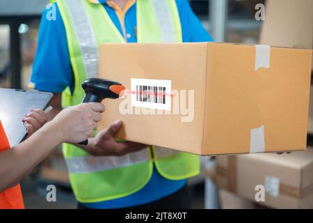 Frau Manager professionell lächeln des Lagers logistischen Arbeiter Job überprüfen Scannen Barcode auf Paketkasten in der Distributionsfabrik. Logistisches Geschäft Stockfoto