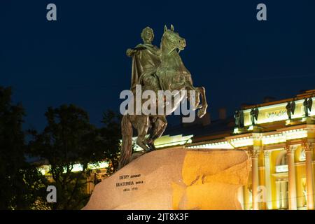 RUSSLAND, PETERSBURG - AUG 18, 2022: Denkmal Nacht Bronze peter Great petersburg Kaiser russland Skulptur, für Statue Reise in petersburg und Himmel Stockfoto