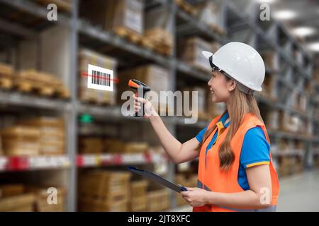 Frau Manager professionell lächeln des Lagers logistischen Arbeiter Job überprüfen Scannen Barcode auf Paketkasten in der Distributionsfabrik. Logistisches Geschäft Stockfoto