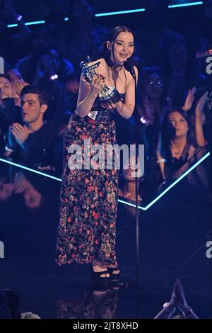 Dove Cameron nimmt den Preis für den besten New Artist auf der Bühne bei den MTV Video Music Awards 2022 im Prudential Center in Newark, New Jersey, entgegen. Bilddatum: Sonntag, 28. August 2022. Stockfoto