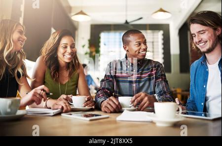 Freunde bis zum Ende. Eine Gruppe von Freunden, die in einem Café Kaffee trinken. Stockfoto