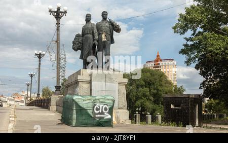 Charkiw, Ukraine. 30.. Juli 2022. Skulptur 'Bergarbeiterin und Kolchosbäuerin' in Charkiw, beschädigt durch Fragmente explodierender Granaten während des Beschusses. Auf den Straßen gibt es Krater von Granatexplosionen und ein umgedrehter, gesprengter Wagen. Die Straßen von Charkiw während des Krieges mit der Russischen Föderation. (Foto von Mykhaylo Palinchak/SOPA Images/Sipa USA) Quelle: SIPA USA/Alamy Live News Stockfoto