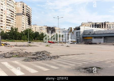 Charkiw, Ukraine. 30.. Juli 2022. Wohnhochhäuser mit Brandspuren sind auf den Straßen der Stadt zu sehen. Auf den Straßen gibt es Krater von Granatexplosionen und ein umgedrehter, gesprengter Wagen. Die Straßen von Charkiw während des Krieges mit der Russischen Föderation. (Foto von Mykhaylo Palinchak/SOPA Images/Sipa USA) Quelle: SIPA USA/Alamy Live News Stockfoto