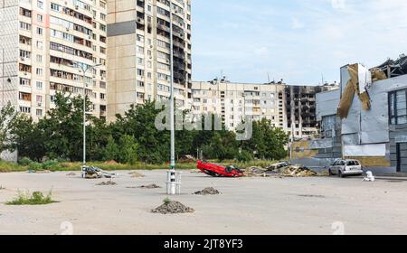 Charkiw, Ukraine. 30.. Juli 2022. Wohnhochhäuser mit Brandspuren sind auf den Straßen der Stadt zu sehen. Auf den Straßen gibt es Krater von Granatexplosionen und ein umgedrehter, gesprengter Wagen. Die Straßen von Charkiw während des Krieges mit der Russischen Föderation. (Foto von Mykhaylo Palinchak/SOPA Images/Sipa USA) Quelle: SIPA USA/Alamy Live News Stockfoto