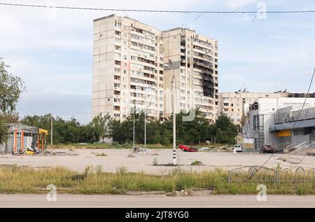 Charkiw, Ukraine. 30.. Juli 2022. Wohnhochhäuser mit Brandspuren sind auf den Straßen der Stadt zu sehen. Auf den Straßen gibt es Krater von Granatexplosionen und ein umgedrehter, gesprengter Wagen. Die Straßen von Charkiw während des Krieges mit der Russischen Föderation. (Foto von Mykhaylo Palinchak/SOPA Images/Sipa USA) Quelle: SIPA USA/Alamy Live News Stockfoto