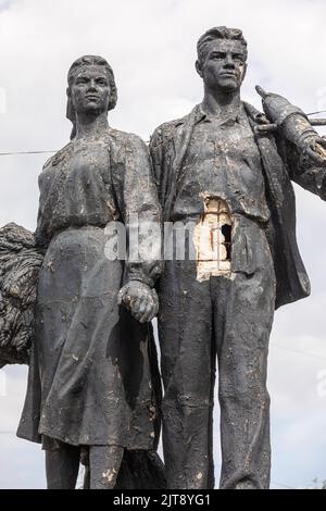 Charkiw, Ukraine. 30.. Juli 2022. Skulptur 'Bergarbeiterin und Kolchosbäuerin' in Charkiw, beschädigt durch Fragmente explodierender Granaten während des Beschusses. Auf den Straßen gibt es Krater von Granatexplosionen und ein umgedrehter, gesprengter Wagen. Die Straßen von Charkiw während des Krieges mit der Russischen Föderation. (Foto von Mykhaylo Palinchak/SOPA Images/Sipa USA) Quelle: SIPA USA/Alamy Live News Stockfoto