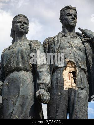 Charkiw, Ukraine. 30.. Juli 2022. Skulptur 'Bergarbeiterin und Kolchosbäuerin' in Charkiw, beschädigt durch Fragmente explodierender Granaten während des Beschusses. Auf den Straßen gibt es Krater von Granatexplosionen und ein umgedrehter, gesprengter Wagen. Die Straßen von Charkiw während des Krieges mit der Russischen Föderation. (Foto von Mykhaylo Palinchak/SOPA Images/Sipa USA) Quelle: SIPA USA/Alamy Live News Stockfoto