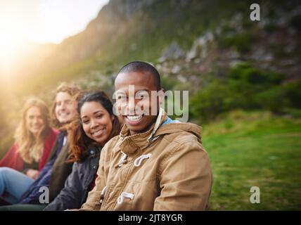 Entspannen in der freien Natur. Porträt einer Gruppe glücklicher Freunde, die draußen zusammen hängen. Stockfoto