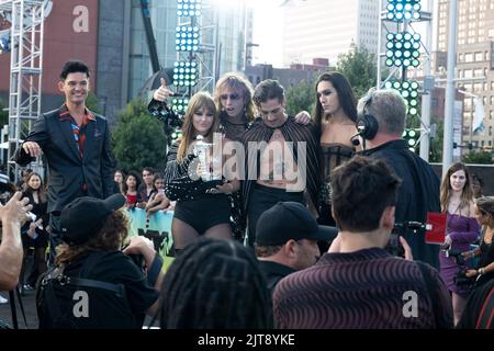 Newark, New Jersey, USA. 28. August 2022. MANESKIN erscheint mit ihrer Auszeichnung während der Red Carpet MTV Awards Show im Prudential Center in Newark, New Jersey. (Bild: © Brian Branch Price/ZUMA Press Wire) Stockfoto