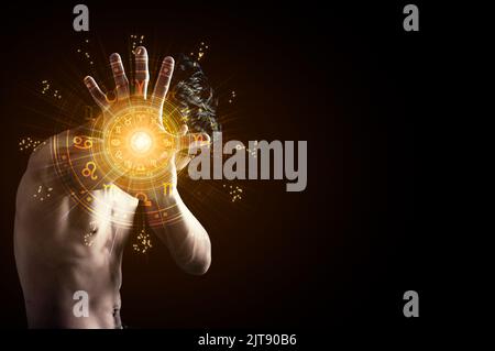 Ein Mann, der Stopphände mit den Händen zeigt, hat astrologische Symbole. Stockfoto