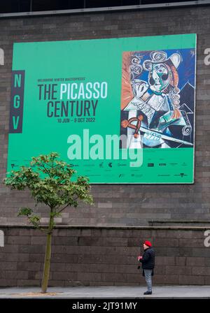 „The Picasso Century“-Banner vor der National Gallery of Victoria, Melbourne, Australien, August 2022 Stockfoto