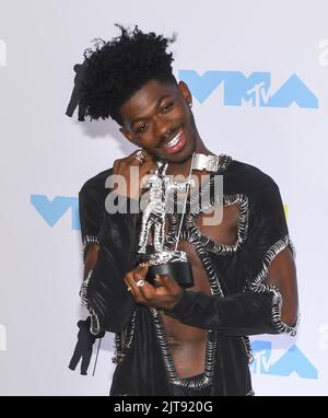 Newark, USA. 28. August 2022. Lil NAS X posiert am 28. August 2022 in Newark, New Jersey, im Presseraum der 2022 MTV-VMAs im Prudential Center. Foto: Jeremy Smith/imageSPACE/Sipa USA Kredit: SIPA USA/Alamy Live News Stockfoto