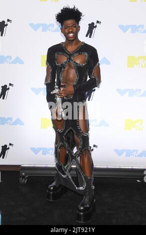 Newark, USA. 28. August 2022. Lil NAS X posiert am 28. August 2022 in Newark, New Jersey, im Presseraum der 2022 MTV-VMAs im Prudential Center. Foto: Jeremy Smith/imageSPACE/Sipa USA Kredit: SIPA USA/Alamy Live News Stockfoto
