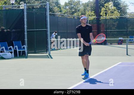 Taylor Fritz aus den Vereinigten Staaten ist während der Ausbildung bei den National Bank Open tätig Stockfoto