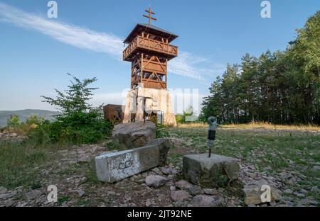 Hölzerner Aussichtsturm oder Aussichtsturm Haj. Nova Bana. Slowakei. Stockfoto