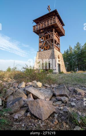 Hölzerner Aussichtsturm oder Aussichtsturm Haj. Nova Bana. Slowakei. Stockfoto