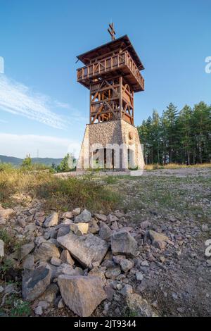 Hölzerner Aussichtsturm oder Aussichtsturm Haj. Nova Bana. Slowakei. Stockfoto