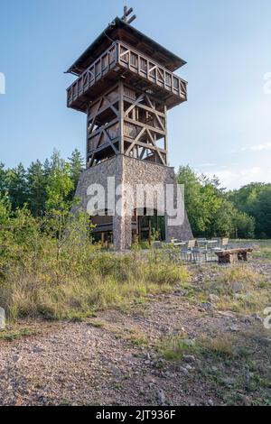 Hölzerner Aussichtsturm oder Aussichtsturm Haj. Nova Bana. Slowakei. Stockfoto