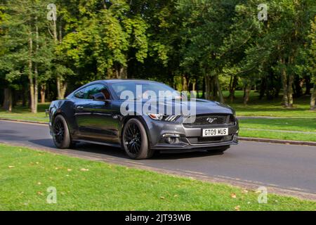 2015 Gray FORD MUSTANG 5000cc fastback; Ankunft auf der jährlichen Stanley Park Classic Car Show in den Ital Gardens. Stanley Park Classics Yesteryear Motor Show, veranstaltet von Blackpool Vintage Vehicle Preservation Group, Großbritannien. Stockfoto