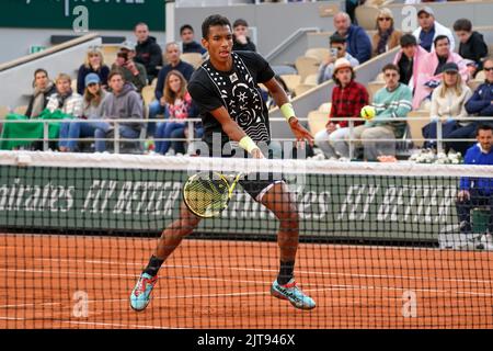 Der Profi-Tennisspieler Felix Auger Aliassime aus Kanada in Aktion während seines Spiels in der 4. Runde gegen den Spanier Rafael Nadal mit 2022 Roland Garros Stockfoto