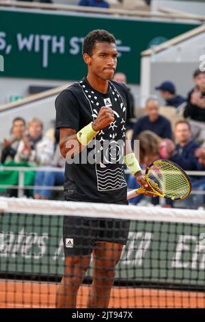 Der Profi-Tennisspieler Felix Auger Aliassime aus Kanada in Aktion während seines Spiels in der 4. Runde gegen den Spanier Rafael Nadal mit 2022 Roland Garros Stockfoto