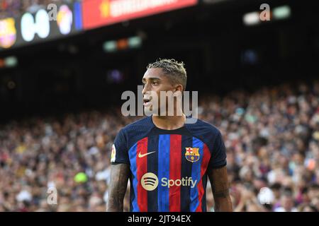 Barcelona, Spanien. 28. August 2022. BARCELONA, SPANIEN - 28. AUGUST: Raphinha vom FC Barcelona schaut während des La Liga-Spiels zwischen dem FC Barcelona und Real Valladolid CF am 28. August 2022 in Barcelona im Spotify Camp Nou Stadium, England, nach. (Foto von Sara Aribó/PxImages) Credit: Px Images/Alamy Live News Stockfoto