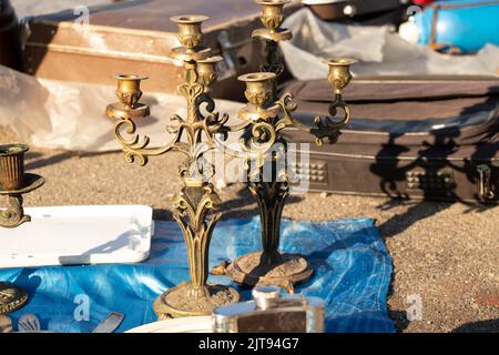 Ein alter Kerzenständer steht in der Sonne auf einem Basar in einer Stadt in der Ukraine, ein Retro-Kerzenständer Stockfoto