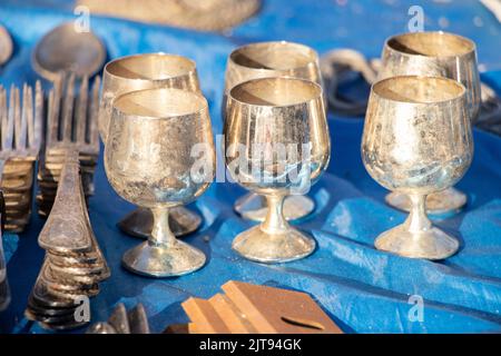 Silberne Gläser und Gabeln alt antik, Silberbesteck Antiquitäten Sowjet Stockfoto