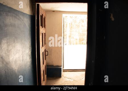 Strij ist ein mehrstöckiges sowjetisches Wohngebäude und ein Eingang mit einer Treppe in der Ukraine, der Stadt Dnipro, ein zweistöckiges Gebäude mit einem Eingang Stockfoto