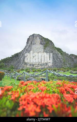 Pattaya Wahrzeichen der Buddha Berg bei Khao Chi Chan, Na Chom Thian Kalkstein Hügel Chonburi, Thailand.(Übersetzung: Name des Budda Bild Phra Phuttha M Stockfoto