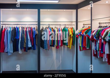 Ein Bekleidungsgeschäft in der Innenstadt von Havanna, Kuba. Mit einer Reihe von Oberteilen und T-Shirts. Stockfoto