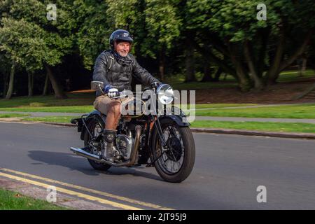 1939 30s Dreißiger SUNBEAM B24 347cc Benzinmotorrad aus der Vorkriegszeit; Ankunft auf der jährlichen Stanley Park Classic Car Show in den Ital Gardens. Stanley Park Classics Yesteryear Motor Show, veranstaltet von Blackpool Vintage Vehicle Preservation Group, Großbritannien. Stockfoto