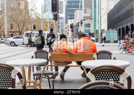 Sydney City Centre, Arbeiter männlich trägt hohe viz visability orange Tops machen Sie eine Arbeitspause, Sydney, Australien Stockfoto