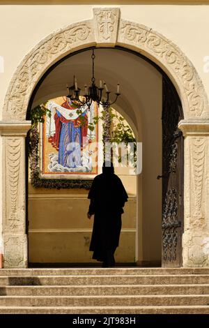 Gateway und Nonne Silhouette im Kloster Grgeteg im Nationalpark Fruska Gora, Serbien Stockfoto