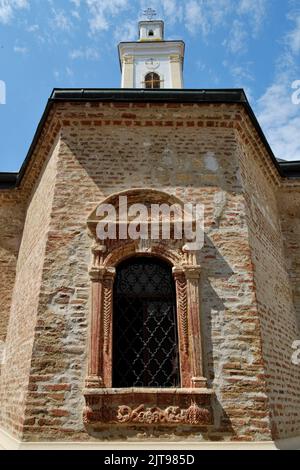 Dekoriertes altes Fenster im Kloster Velika Remeta im Nationalpark Fruska Gora, Serbien Stockfoto