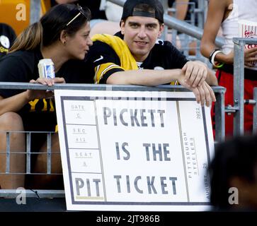 Pittsburgh, USA. 28. August 2022. Fans zeigen ihre Unterstützung für Pittsburgh Steelers Quarterback Kenny Pickett während des Steelers 19-9-Sieges gegen die Detroit Lions im Acrisure Stadium am Sonntag, 28. August 2022 in Pittsburgh Foto von Archie Karpenter/UPI Credit: UPI/Alamy Live News Stockfoto