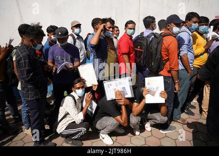 Kathmandu, NE, Nepal. 29. August 2022. Nepalesische Jugendliche stehen in einer Schlange, um am 29. August 2022 in Kathmandu, Nepal, auf ein Interview für ein malaysisches Arbeitsvisum zu warten. (Bild: © Aryan Dhimal/ZUMA Press Wire) Bild: ZUMA Press, Inc./Alamy Live News Stockfoto