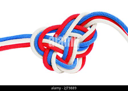 Herzförmiger keltischer Knoten aus geflochtenen Schnüren, der die Farben der französischen Nationalflagge auf weißem Hintergrund malte. Kreative Einheit, Glaube und Prot Stockfoto