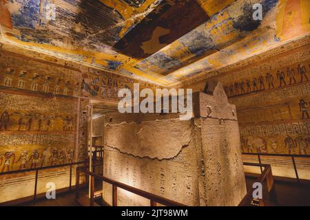 Blick auf den weißen Stein-Sarkophag im alten ägyptischen Grab des Tals der Könige in Luxor, Ägypten Stockfoto